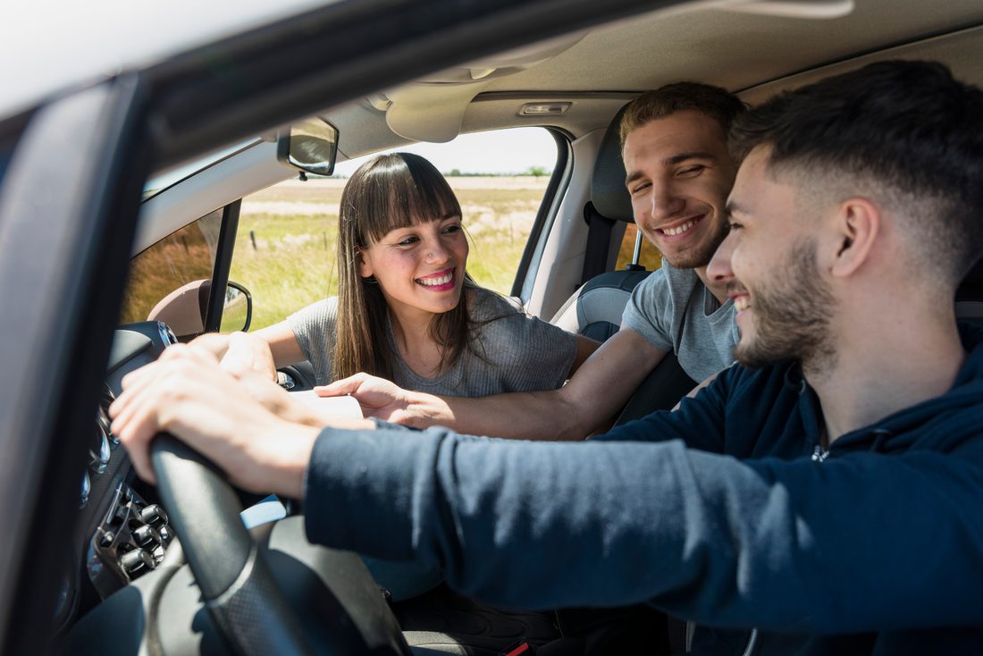 Colleghi che condividono l'auto per il tragitto casa-lavoro